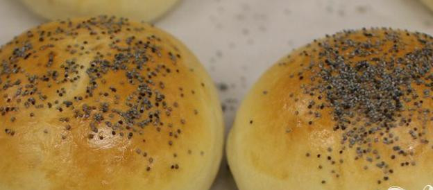 1. Этап. Горячие булочки с ветчиной и сыром: 4. Покрыть готовым соусом верхушки булочек, посыпать каждую семенами мака. Накрыть булочки фольгой. Отправить в духовку на 10 минут, чтобы сплавить сыр. Если хотите более румяный вариант, после этого снимите фольгу и еще 2 минуты держите булочки в духовке.