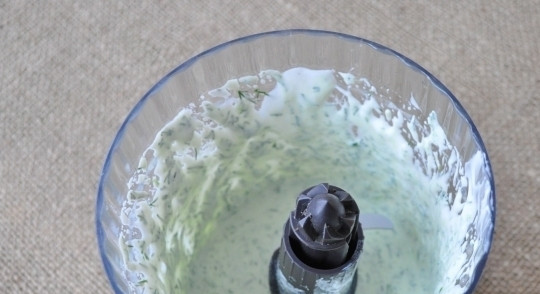 1. Этап. Лосось под соусом в духовке: Добавьте в блендер перец, сметану и соль. Измельчите соус ещё раз.