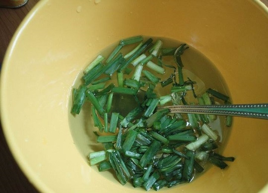 1. Этап. Кижуч в кляре: 3. Измельчите вымытые перья зеленого лука, добавьте их в маринад.