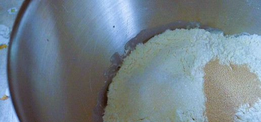 1. Этап. Венгерские лепёшки Лангош: Влить молоко, добавить муку, соль, сахар, дрожжи.