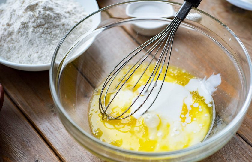 1. Этап. Пицца с оливками и креветками: Залейте кефир, растительное масло и перемешайте венчиком все до получения однородной смеси.