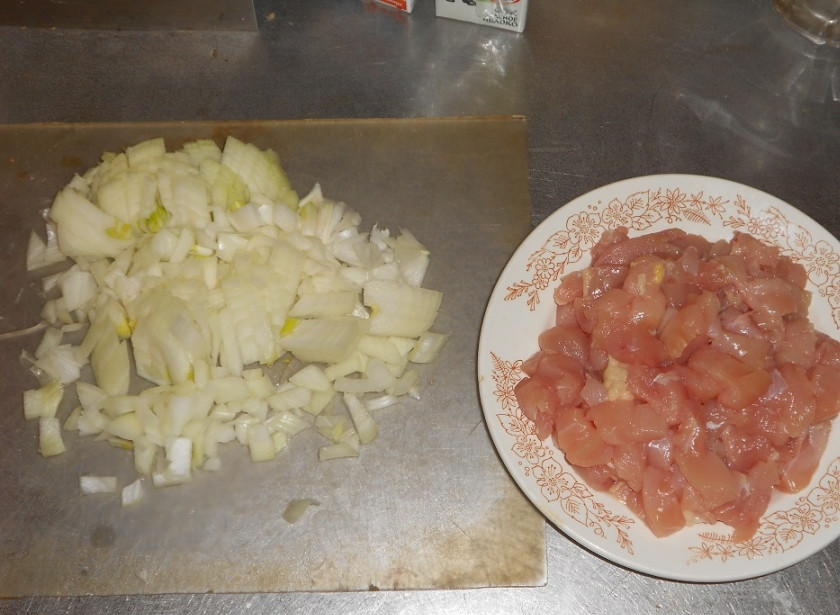 1. Этап. Пирог Курник: пока картофель вариться чистим и режем лук на мелкий кубик и куриное филе