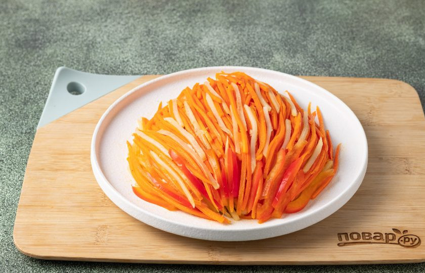 1. Этап. Овощной салат Дыхание Дракона: В конце добавьте парочку полосок картофеля и красного болгарского перца, чтобы создать большую схожесть с пламенем.