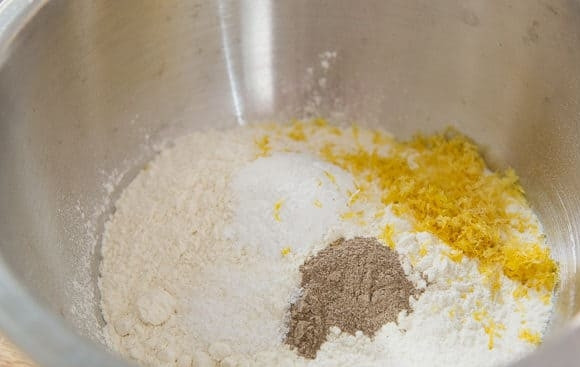 1. Этап. Воздушное лимонное печенье: 1. В глубокой миске перемешайте муку с разрыхлителем, кардамоном и солью. Также мелко натрите цедру с обоих лимонов.