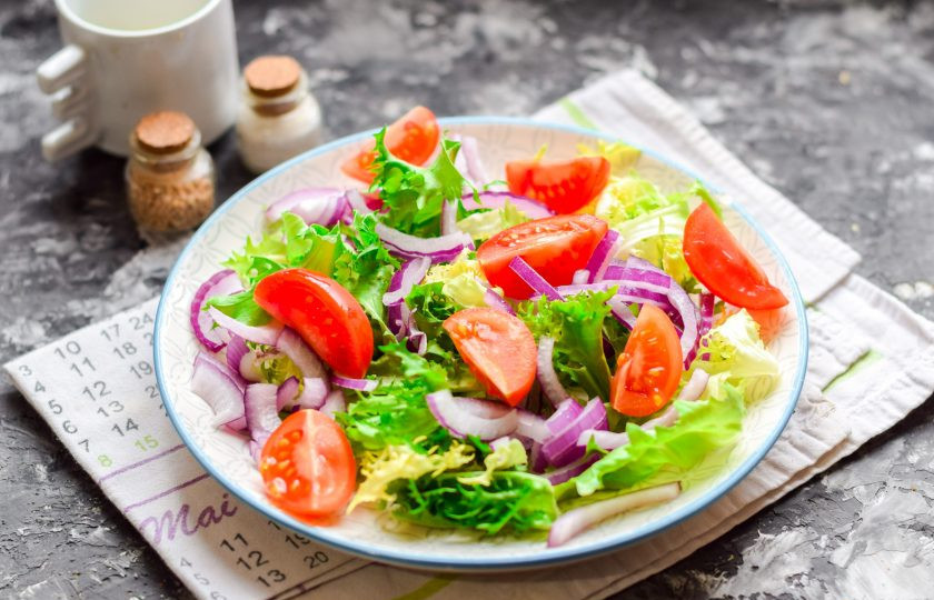 1. Этап. Салат с тунцом и черри: Далее выложите томаты черри нарезанные дольками.