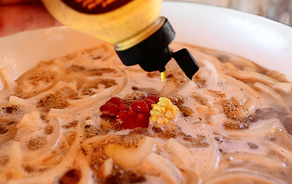 1. Этап. Английские фрикадельки: Добавьте кетчуп и горчицу по столовой ложке.