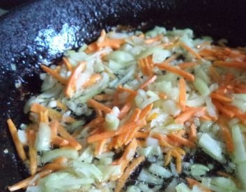 1. Этап. Борщ зеленый со щавелем: Очистим лук и морковь. Лук мелко нарежем, а морковь нарезаем соломкой или натираем на крупной терке. Обжариваем на растительном масле минуты 3-4.