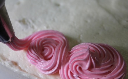 1. Этап. Торт на день рождения девочке 8 лет: 6. Остатки крема смешайте с пищевым красителем, как указано на упаковке. При помощи кондитерского мешка с насадками делаем 