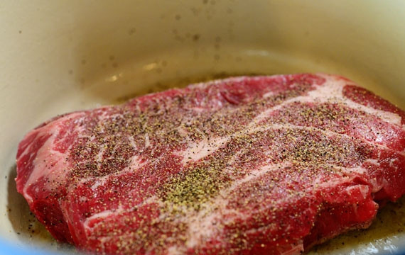 1. Этап. Острая тушеная говядина по-итальянски: Говяжью вырезку натираем солью и перцем с обеих сторон, после чего быстро обжариваем на быстром огне.