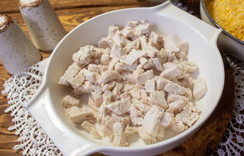 1. Этап. Салат Кусочек сыра: Остывшее куриное филе нарежьте небольшими кусочками.