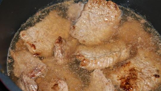 1. Этап. Говядина, тушенная со сладким перцем: Влейте в глубокую сковороду к мясу воду. Тушите его в течение 1 часа на небольшом огне.