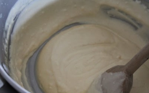 1. Этап. Трубочки с изюминкой: 3. Когда образовалась густая масса (ею начиняют трубочки), снимите сотейник с огня и остудите.