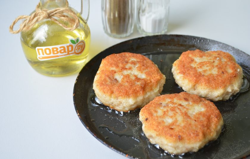 1. Этап. Котлеты из филе минтая Неженки: 6. Влажными руками сформируйте котлетки, обжарьте на растительном масле до красивой корочки.