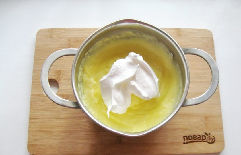 1. Этап. Торт Сент-Оноре: 2/3 взбитых белков добавьте в заварной крем.