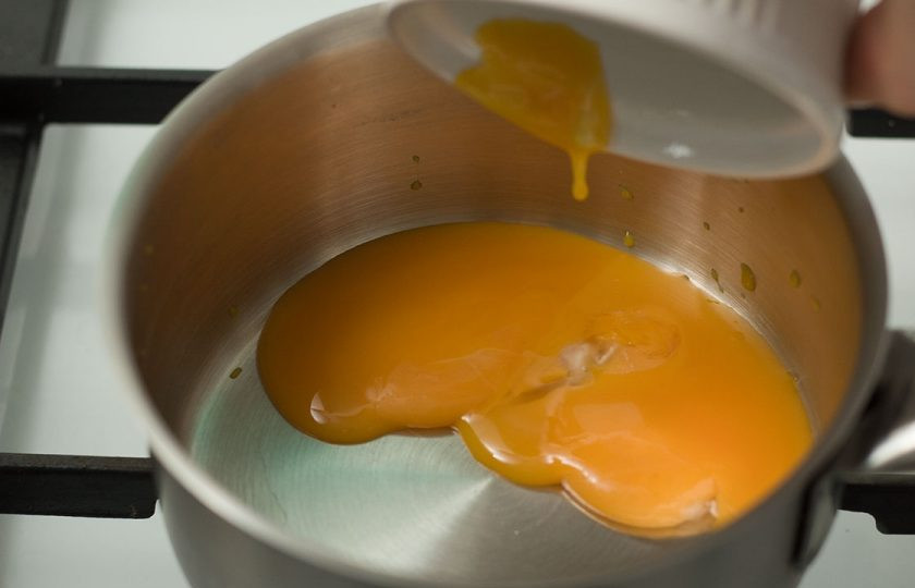1. Этап. Соус Голландез: 3. Вбейте в сотейник два желтка и поставьте на огонь.