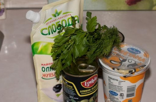 1. Этап. Чесночно-сметанный соус: 1. Рецепт приготовления чесночно-сметанного соуса занимает около 5-10 минут, при наличии всех необходимых ингредиентов.