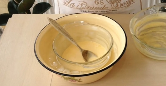 1. Этап. Настоящий пломбир: 5. Сливки (33% жирности) и чашу миксера отправляете в холодильник на 10 минут. Тем временем содержимое кастрюли на огне периодически помешиваете. Когда масса стала густой, убираете ее с огня. В большую миску наливаете холодную воду и добавляет лед, остужаете в холодной воде крем (10-15 минут).