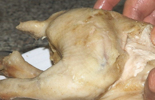 1. Этап. Картофельный суп на курином бульоне: 2. Готовую курочку остудите немного и разберите, удалив косточки и измельчив мясо.