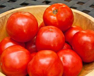 1. Этап. Итальянский суп с кальмарами: 1. Помидоры вымыть, посыпать солью и поставить на противне в разогретую духовку на 40 минут.