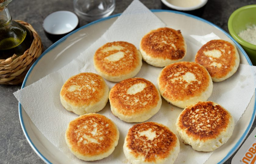 1. Этап. Cырники из зерненого творога: Готовые сырники выложите на бумажные полотенца, чтобы убрать все масло.