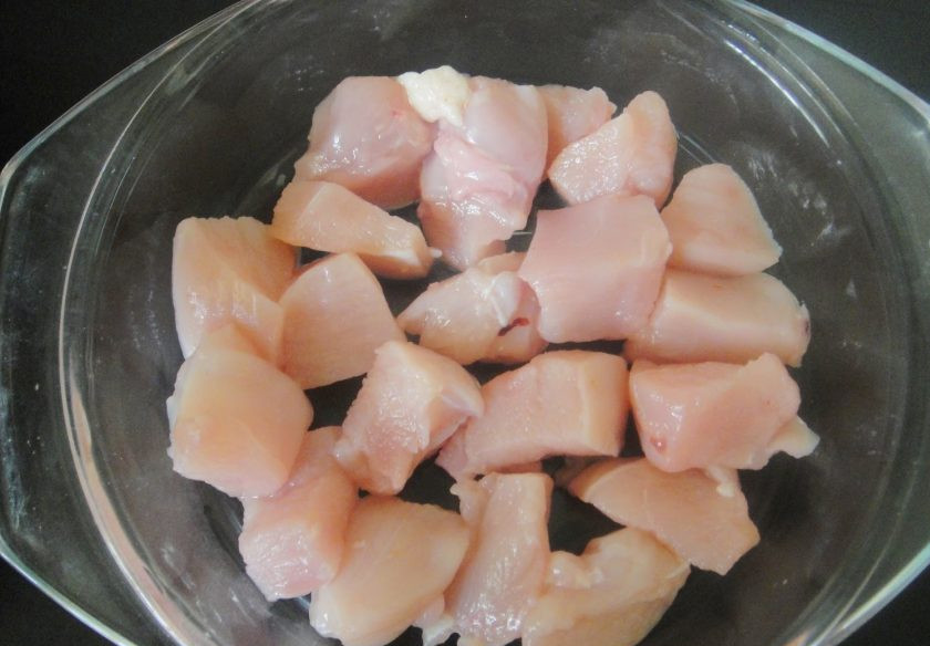 1. Этап. Куриные шашлычки на шпажках в духовке-гриль: 1. Нарежьте филе на кусочки средней величины.