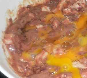 1. Этап. Колбаса печеночная домашняя: 1. Сало режем маленькими кубиками, печень пропустим через мясорубку или блендер. Смешаем с яйцами, солью и приправами.