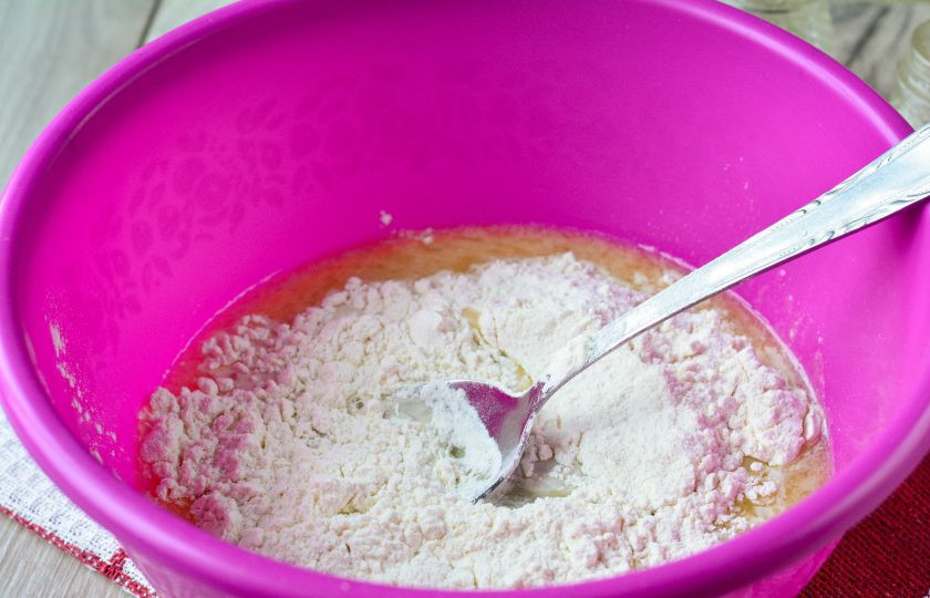 1. Этап. Татарские пирожки с картошкой: Всыпьте муку.