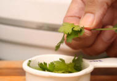 1. Этап. Свежий соус сальса: Отделите листья кинзы от стеблей, наполните ими достаточное количество (1/4 чашки). Затем положите их в кухонный комбайн.