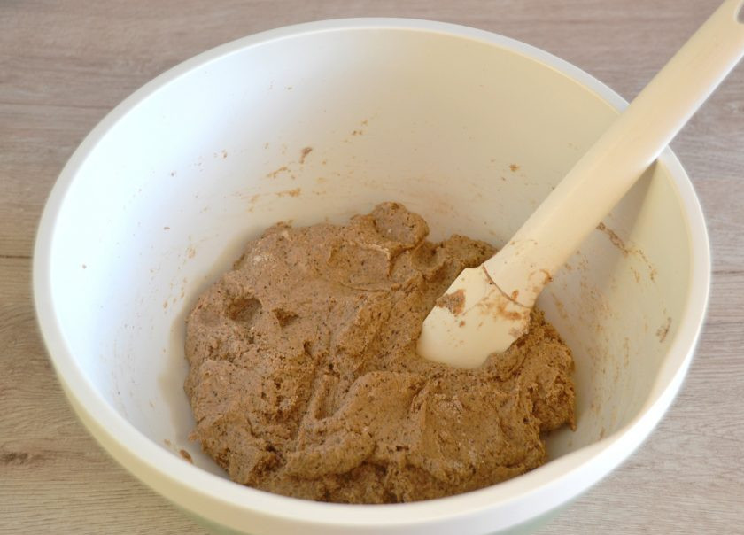 1. Этап. Бездрожжевой хлеб Стройный: Смешайте муку и жидкость, оставьте на 15 минут.