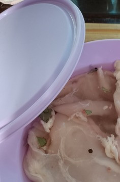 1. Этап. Грудка запеченнаяЗакусочная: В рассол положить грудку, закрыть крышкой и убрать в холодильник на 10-12 часов. По истечении времени вынуть грудку и обсушить.