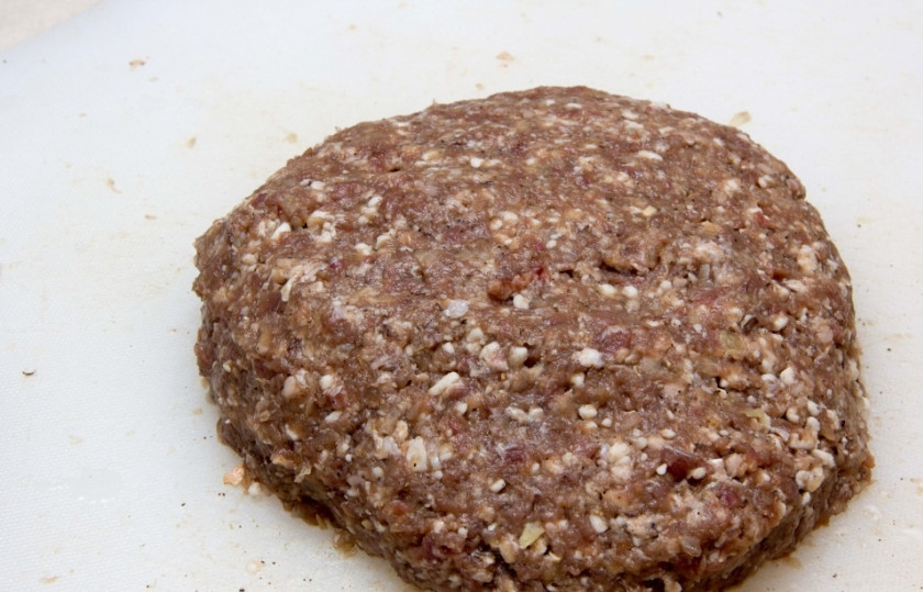 1. Этап. Фарш из баранины в домашних условиях: Добавляем к луку прокрученный курдюк и бараний фарш. Все как следует перемешиваем, отбиваем о стол. Чем лучше отбит фарш, тем надежнее он будет держаться на шампурах.