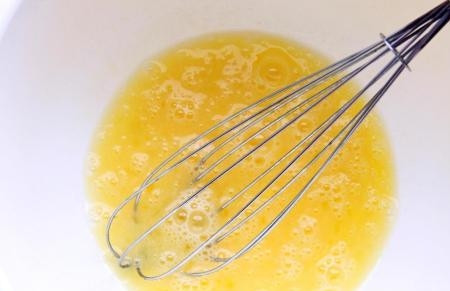 1. Этап. Пирог со щавелем на тонком тесте: Готовим тесто для пирога: для начала надо взбить яйца, соду и соль.