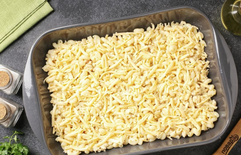 1. Этап. Запеканка Макароша: Жаропрочную форму смажьте маслом. Дно и бока присыпьте панировочными сухарями или манкой. Выложите макаронную массу, разровняйте и посыпьте оставшимся сыром. Запекайте в духовке при температуре 200 градусов около 20-25 минут.