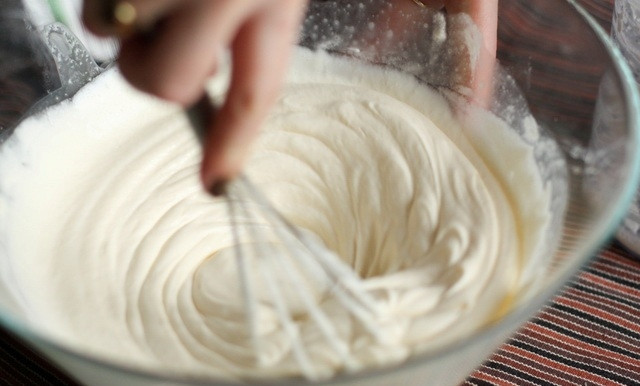 1. Этап. Творожник со взбитыми сливками и ванилью: Смешиваем и немного взбиваем яичную смесь, взбитые сливки, творог и измельченную ваниль.