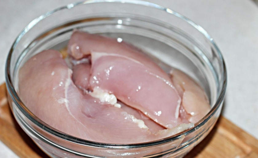 1. Этап. Шашлык из куриных грудок: 1. Куриную грудку аккуратно зачищаю от каркаса, получившееся филе хорошенько мою и обтираю бумажным полотенцем, перекладываю все в миску.