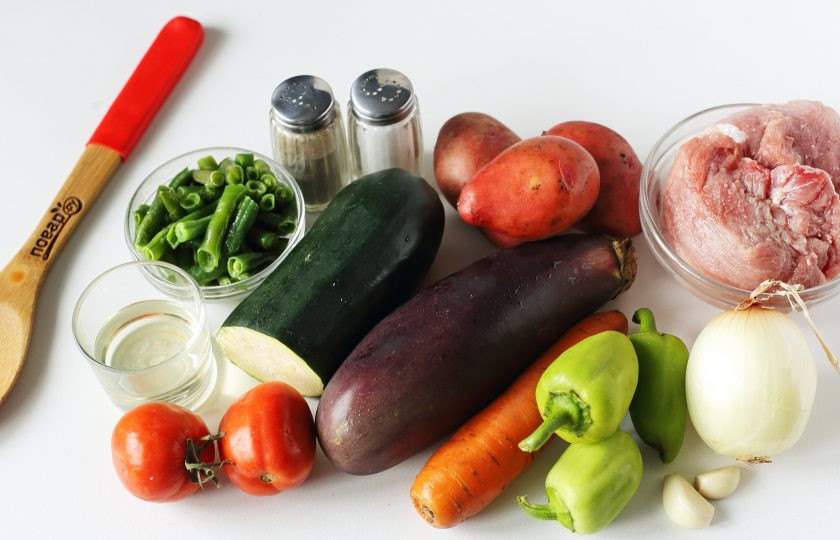 1. Этап. Гювеч с мясом: Подготовьте все ингредиенты.