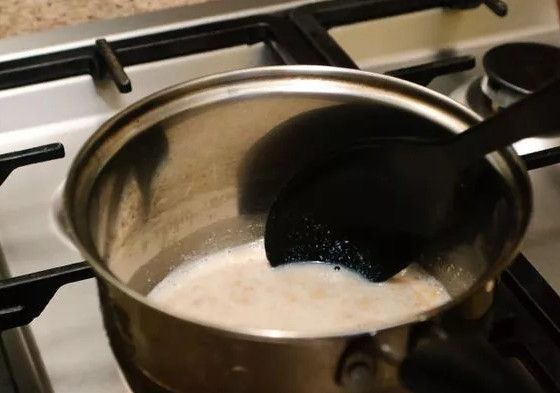 1. Этап. Каша из геркулеса на воде: 4. Оставьте вариться минут на 15-20, в некоторых случаях может потребоваться до 30 минут. Готовую кашу разложите по тарелкам, при желании дополните маслом, ягодами или сухофруктами. И теперь кашу можно подавать к столу. Приятного аппетита!