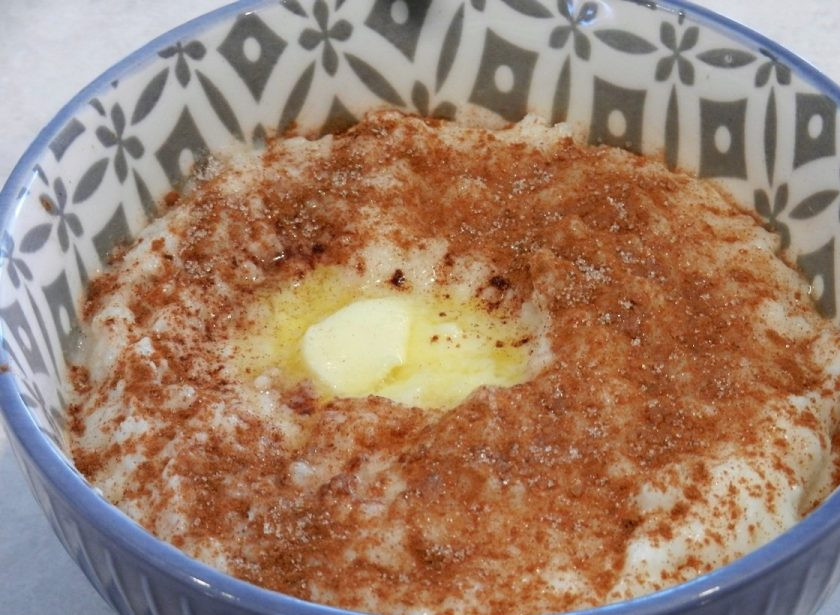 1. Этап. Детские каши в мультиварке: 6. Выложите кашу в тарелку, посыпьте корицей и добавьте сливочное масло. Приятного аппетита!