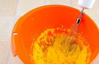 1. Этап. Австрийский торт Захер: Затем в смесь добавьте желтки и шоколад. Хорошо взбейте смесь.