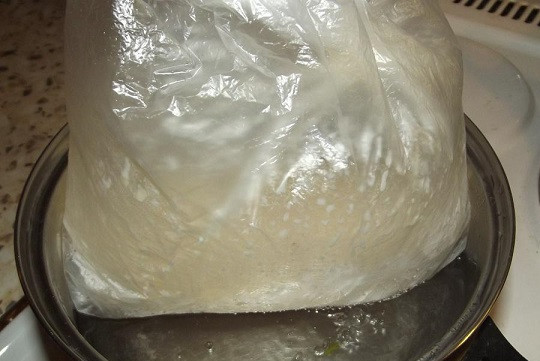 1. Этап. Вареный омлет в пакете: 5. Когда вода закипела, пакет с омлетом опустить в кастрюлю. Вареный омлет в пакете в домашних условиях будет готов через 20-25 минут.