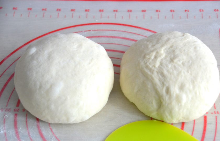 1. Этап. Батон на закваске: Подошедшее тесто разделите на 2 части, подкатайте их в шар, накройте пищевой пленкой, оставьте на 20-30 минут.