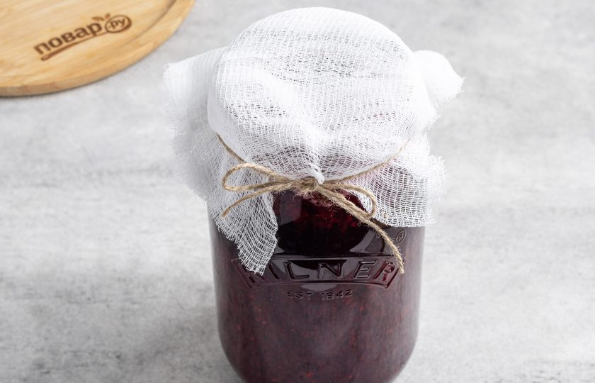 1. Этап. Свекольный квас для борща: Горлышко банки затяните марлей или чистой тканью. Оставьте банку в теплом месте на 7-10 дней. Готовый квас процедите и разлейте по чистым бутылкам, уберите в холодильник на хранение.