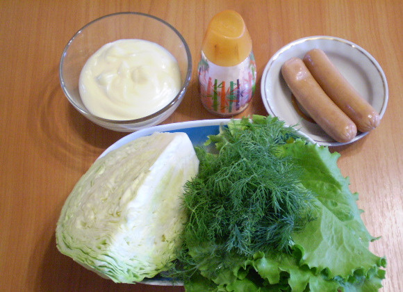 1. Этап. Капустный салат с майонезом: 1. Приготовим продукты для салата. Вареные сосиски можно заменить колбасой копченой.