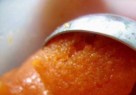 1. Этап. Абрикосовый щербет: Пюре переложите в ёмкость для заморозки и уберите в морозильник на полчаса. Потом достаньте и ещё раз пройдитесь блендером. А далее снова уберите замораживаться.