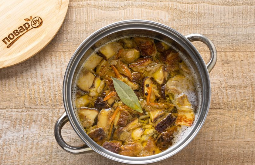 1. Этап. Суп из замороженных грибов: Переложите грибы и овощную зажарку в кастрюлю. Добавьте лавровый лист, перец горошком и посолите суп по вкусу. Варите на среднем огне 15 минут.