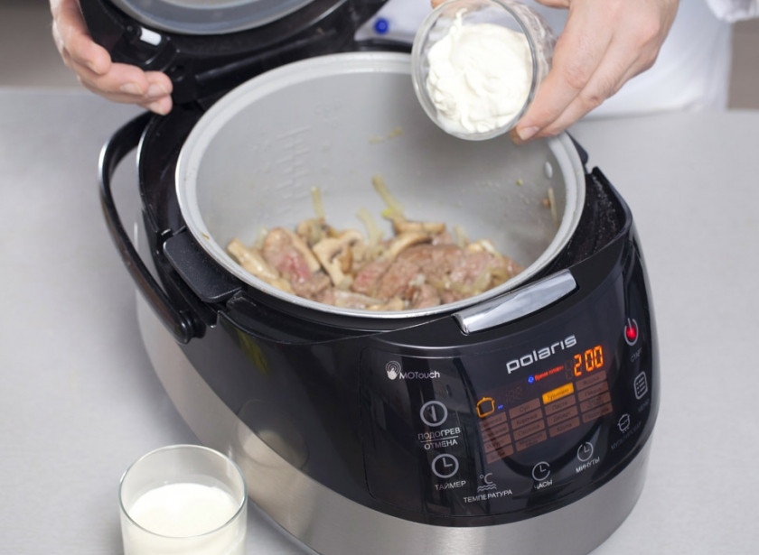 1. Этап. Бефстроганов с грибами в мультиварке: Добавляем сметану и сливки, закрываем крышку. Готовим в режиме 