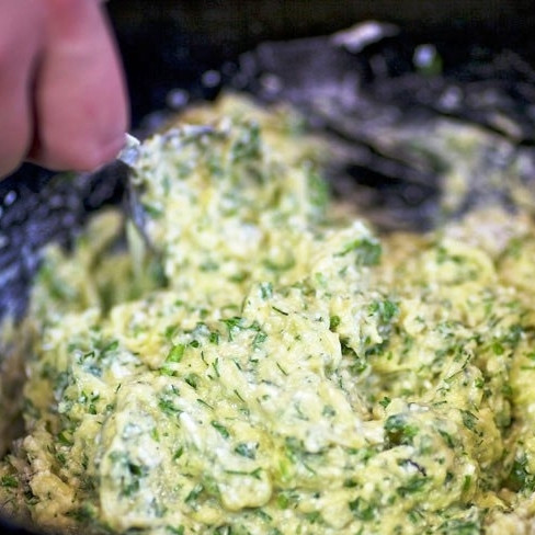 1. Этап. Кабачковые оладьи с козьим сыром: Доводим мукой до нужной консистенции, хорошенько перемешиваем и отставляем в теплое место минут на 20-30.