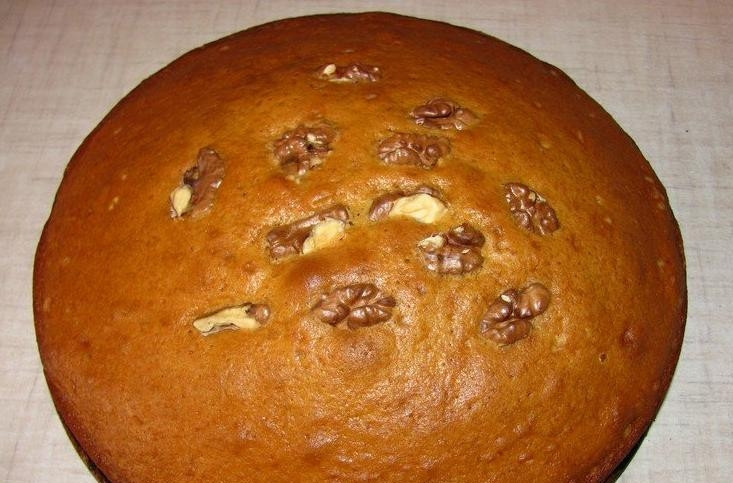 1. Этап. Легкий пирог к чаю: Выпекаем пирог около 40 минут. На готовность проверяем спичкой. Если она остается сухой после погружения в пирог, то он готов. Перед подачей дайте выпечке остыть.