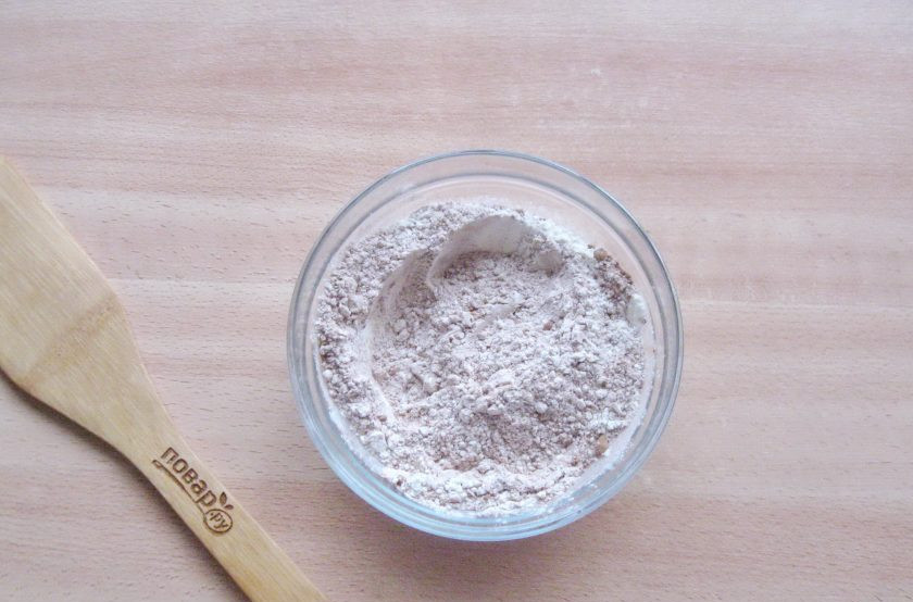 1. Этап. Печенье с зефиром: В отдельной посуде смешайте муку, какао-порошок и разрыхлитель.