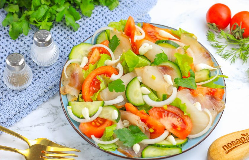 1. Этап. Салат из масляной рыбы холодного копчения: Очистите небольшую луковицу от кожуры, промойте и нарежьте полукольцами. Украсьте салат и сбрызните его лимонным соком и растительным маслом. Подайте к столу сразу же после приготовления. Приятного вам!